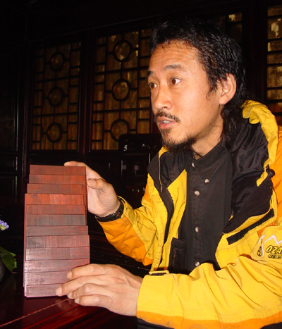 总领队薛冠超演示牵星板的使用方法