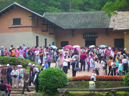 众多游客瞻仰韶山毛泽东故居.