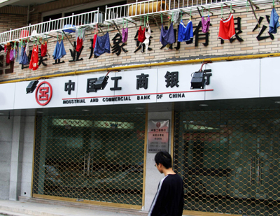 二楼一住户在阳台挂出了十几条内裤