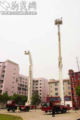 图文:世界最高消防云梯车现身武汉