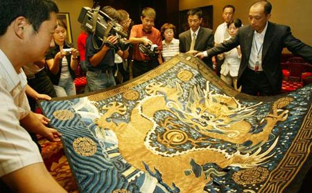 2005年清宫图正版,2005年生男生女清宫图 2005年9月15日,清宫遗失文物巨幅龙锦现身首都机场.