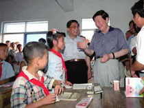 <em>朱总理</em>考察四省防汛工作 要求确保长江安全度