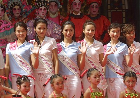 准港姐游南海佛山万人空巷 美女花轿相辉映