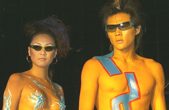 <em>人体</em>彩绘秀亮相李宁发布会 动感羽泉劲歌助兴