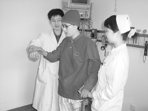 中药显神威医生创奇迹 刘海若六月康复(图)