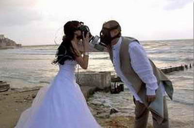 组图:以色列情侣在海边戴着防毒面具热吻