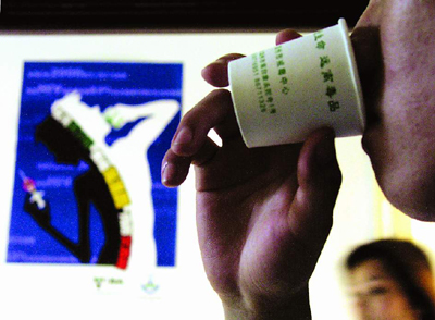 一戒毒人员在服用美沙酮,目前我市利用美沙酮为吸毒者代替治疗