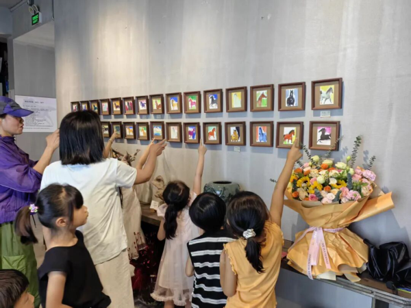 丹青绘骏迎六一!曾成金水彩画马主题作品展在昆阳镇开幕