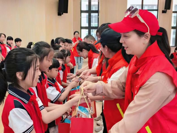 六一伴童行 爱心暖童心!公益志愿团队温情慰问平阳凤卧镇红军小学留守儿童
