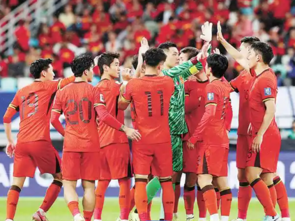 中国男足与阿联酋、伊朗、朝鲜同组