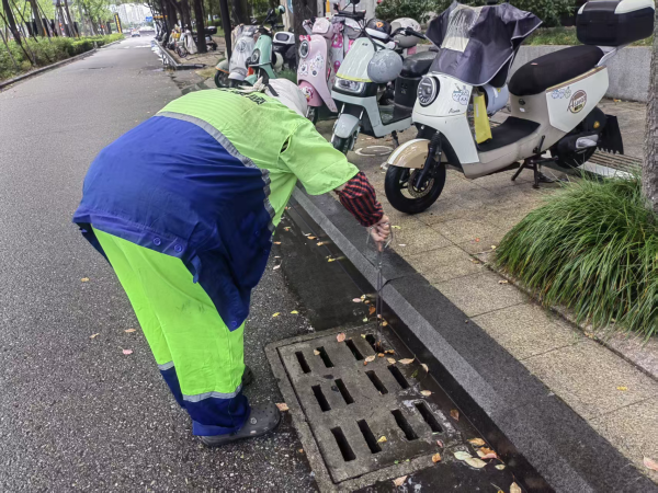 迎战台风“白海豚”,龙湾清疏867座排水设施