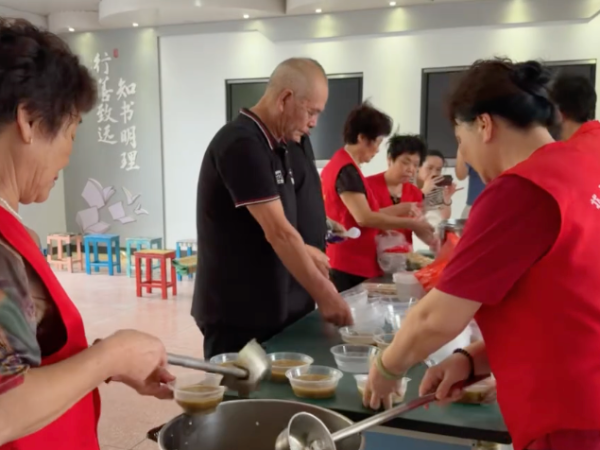 热餐送到安置点 龙湾状元亭台风天开展暖心服务
