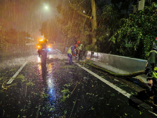 冒雨清障战台风 龙湾“执法蓝”通宵守畅通
