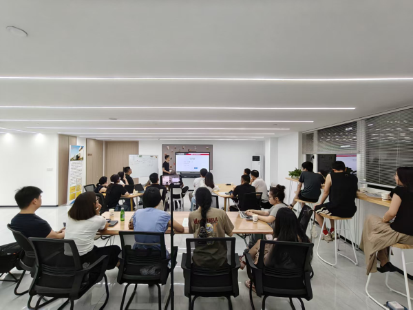 龙湾“龙青夜校”AI+OPC夜学计划首课开讲 20余名青年开启AI技能进阶之旅