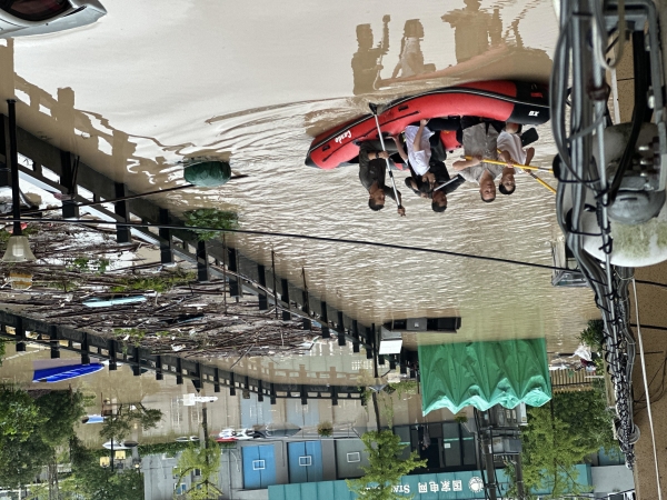 暴雨中的“摆渡人”