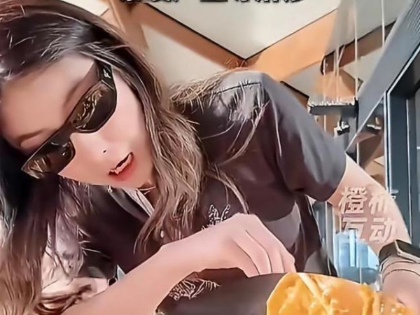 女星吃螃蟹“中毒”上热搜!为啥只吃黄不吃肉反而更严重?解答来了