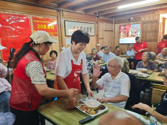 为50位老人送上“暖心饭”!红日亭义工队走进永嘉芙蓉村