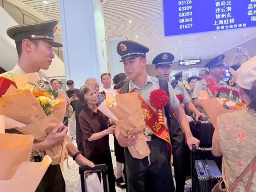 “欢迎回家!”温州迎来大批退役士兵返乡