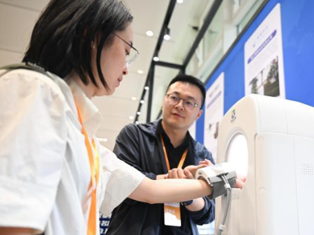 中国新闻网|2026民营经济创新发展大会召开 民企科创成果集中展示