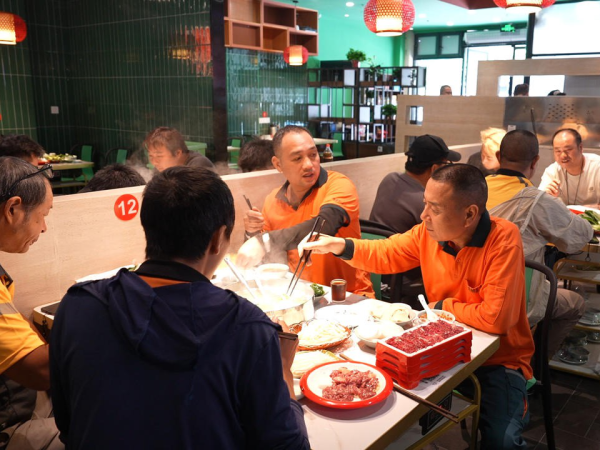 开业不剪彩了,省下钱请户外劳动者吃火锅 温州这场中秋宴暖胃又暖心
