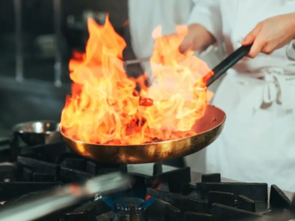 下馆子之后感觉特别渴,是味精鸡精造成的吗?