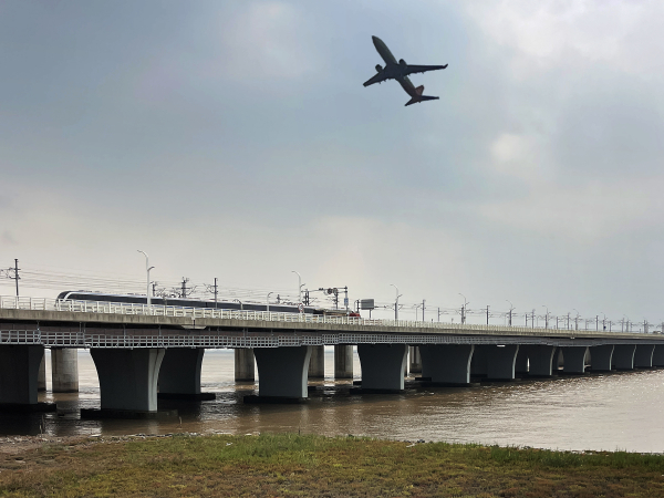 在灵昆南堤公园,定格飞机与列车“同框”的浪漫
