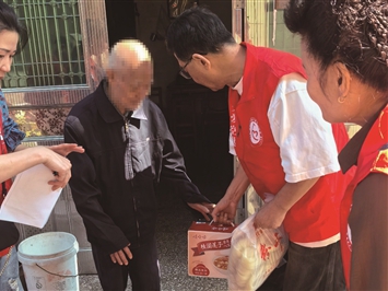 红马甲上门送心愿 银龄期盼陆续落地!“敬老月·点亮银龄微心愿”进入集中圆梦阶段