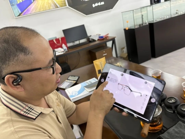 改图不到一分钟,AI正把眼镜设计推向“人人可用”
