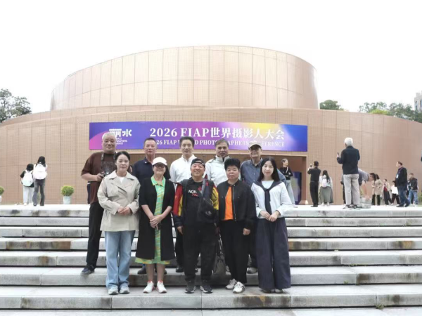 定格人间善意 影像温暖山河 ——麻民贵十幅公益纪实作品亮相丽水国际摄影展